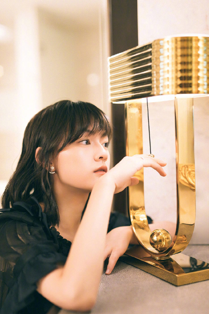 简介:文淇气质写真图片,分享一组文淇图片给大家,图中的明星图片壁纸