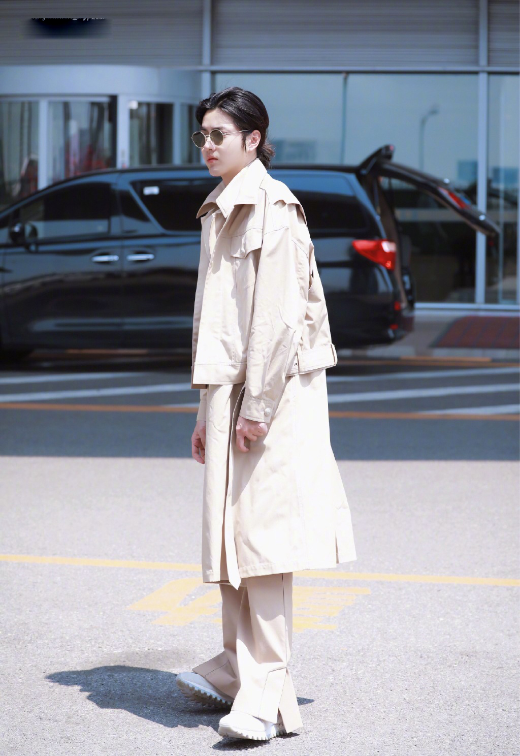 吴亦凡卡其色风衣帅气机场图片58