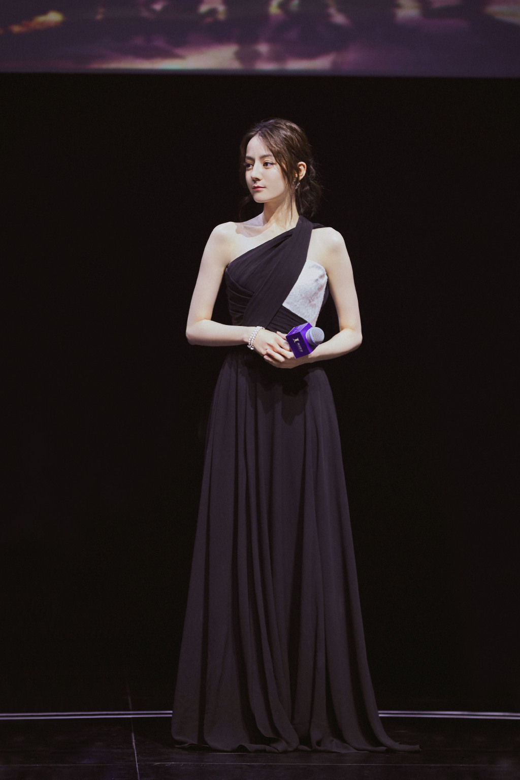 简介:迪丽热巴甜美活动图片,分享一组迪丽热巴图片给大家,图中的明星