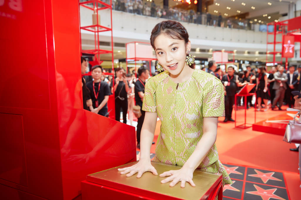 分享一组张佳宁图片给大家,图中的明星图片壁纸会点缀你的电脑桌面