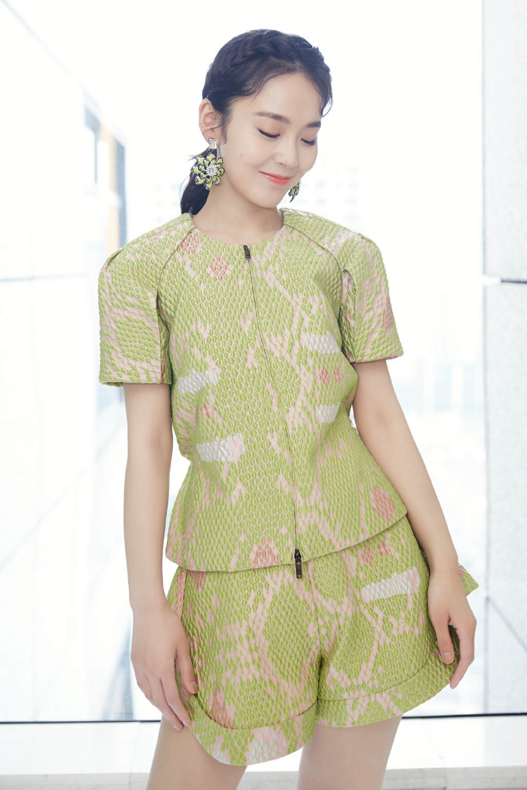 简介:张佳宁夏日轻甜活动图片,分享一组张佳宁图片给大家,图中的明星