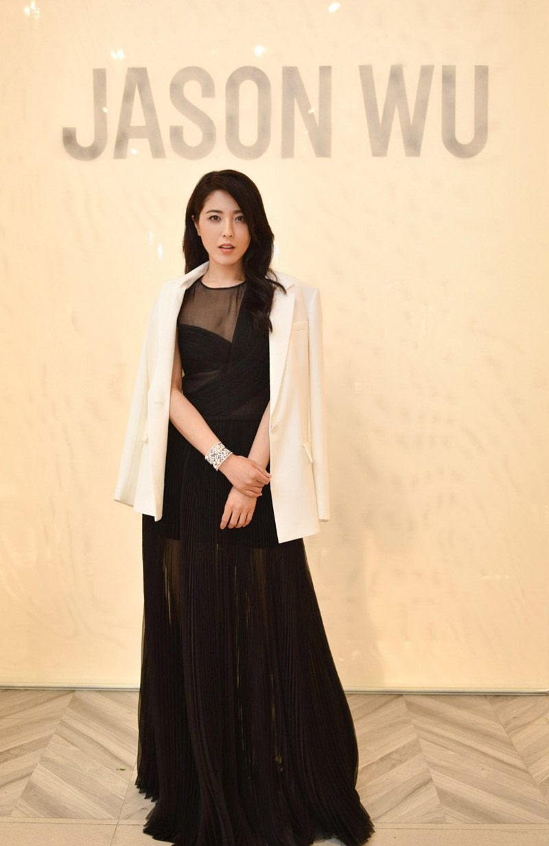 简介:曾黎温婉大气活动照图片,分享一组曾黎图片给大