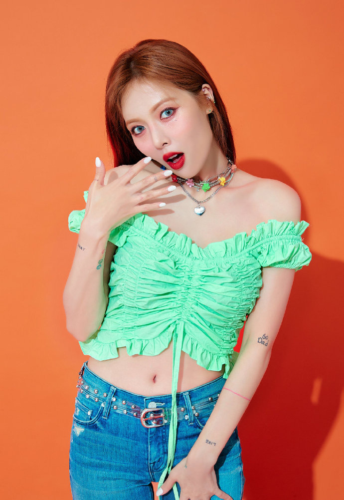 简介:泫雅蛮腰肚脐装性感写真图片,分享一组金泫雅图片给大家,图中的