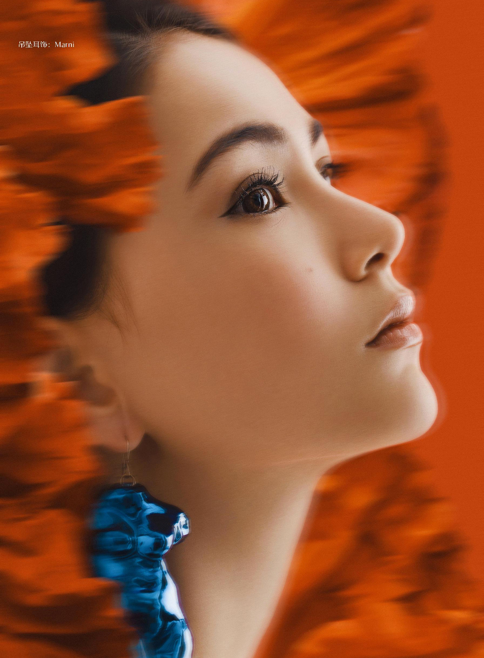 简介:昆凌穿蓝色连衣裙长腿性感图片,分享一组昆凌图片给大家,图中的