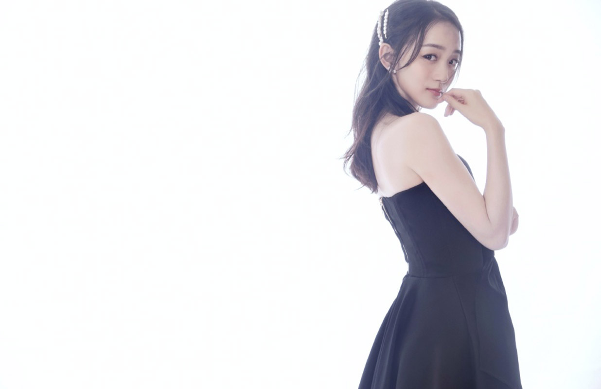 分享一组何泓姗图片给大家,图中的明星图片壁纸会点缀你的电脑桌面