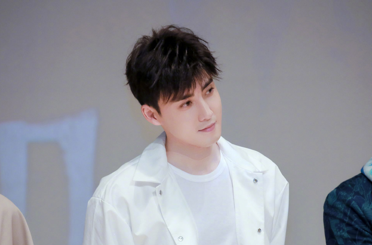 张睿清爽白衣活动照图片56