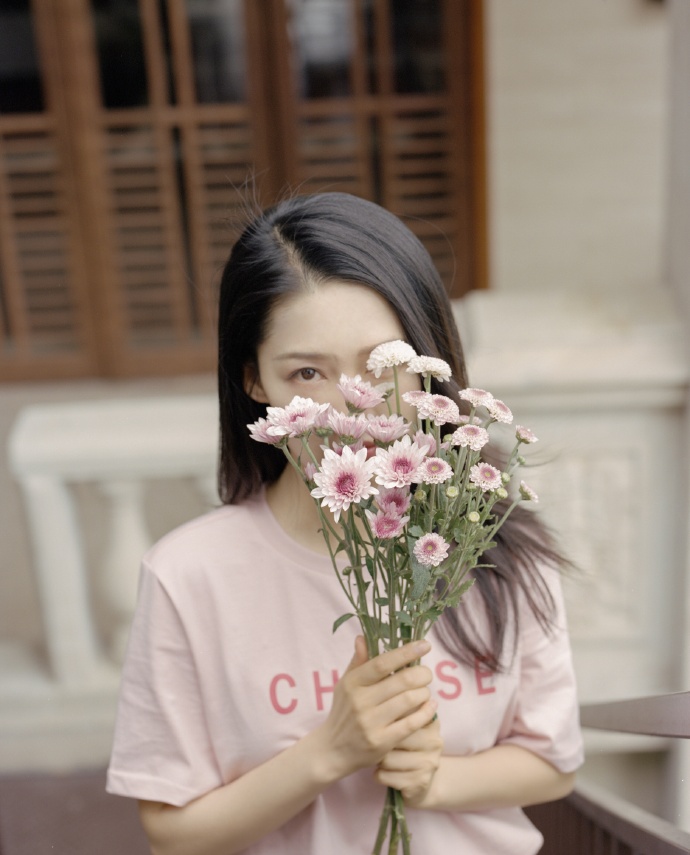 李沁捧花清纯甜美写真图片59