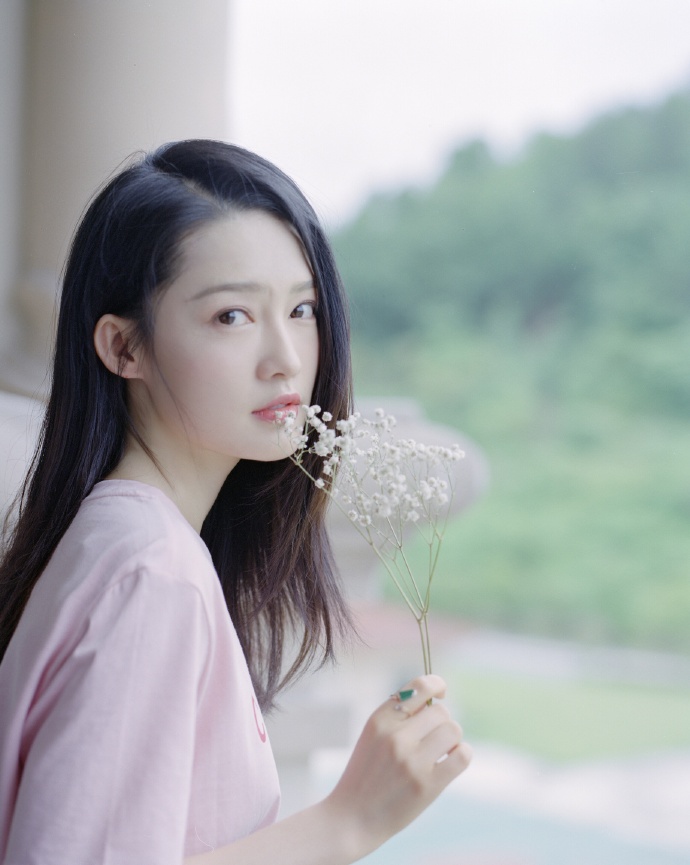 李沁捧花清纯甜美写真图片69