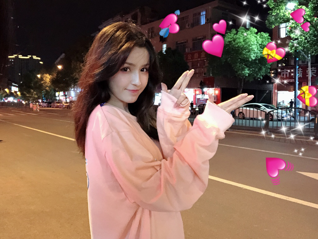 哈妮克孜甜美粉嫩街拍图片19