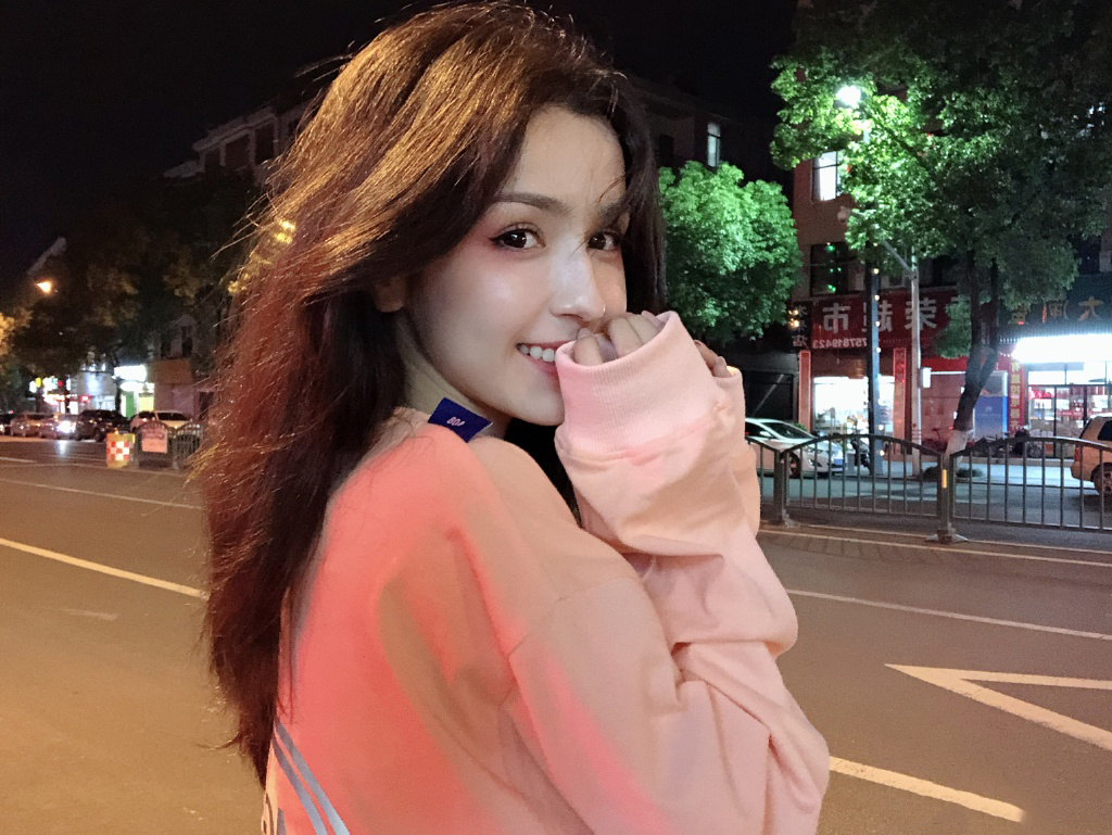 哈妮克孜甜美粉嫩街拍图片89