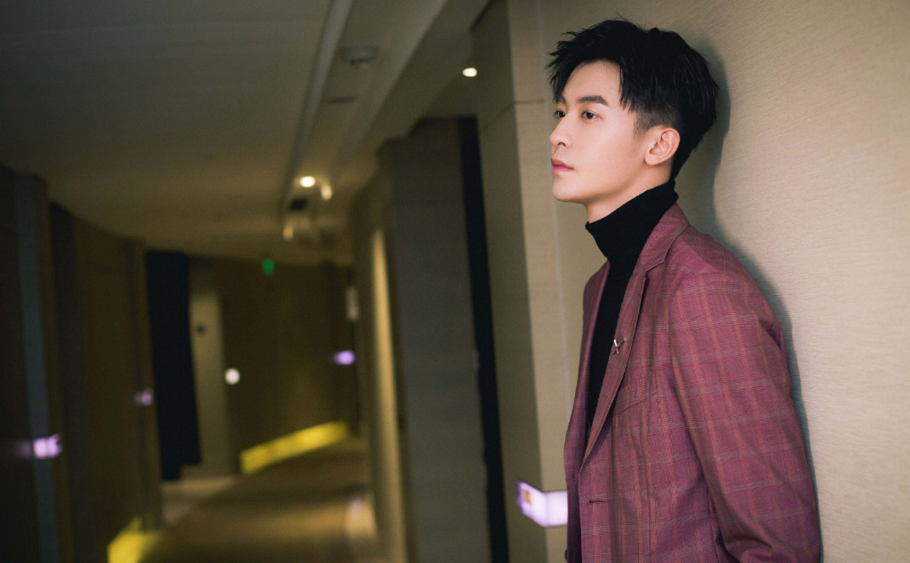 赵志伟格纹西装魅力写真图片67