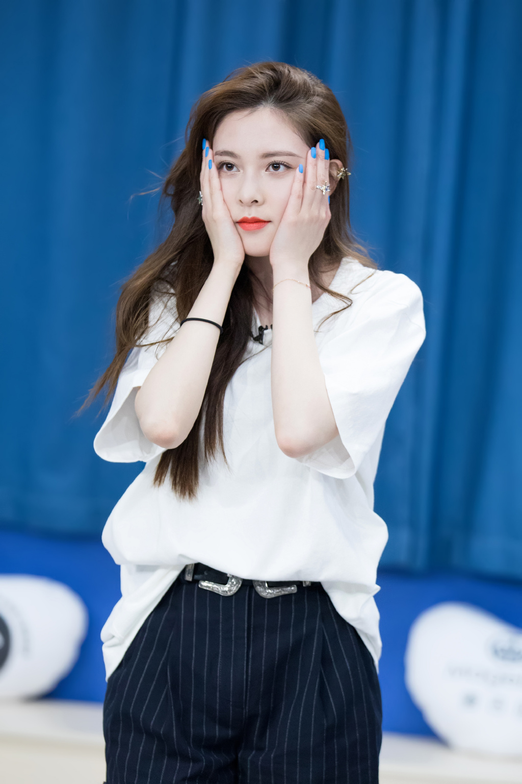 宋妍霏白衫清秀写真图片16