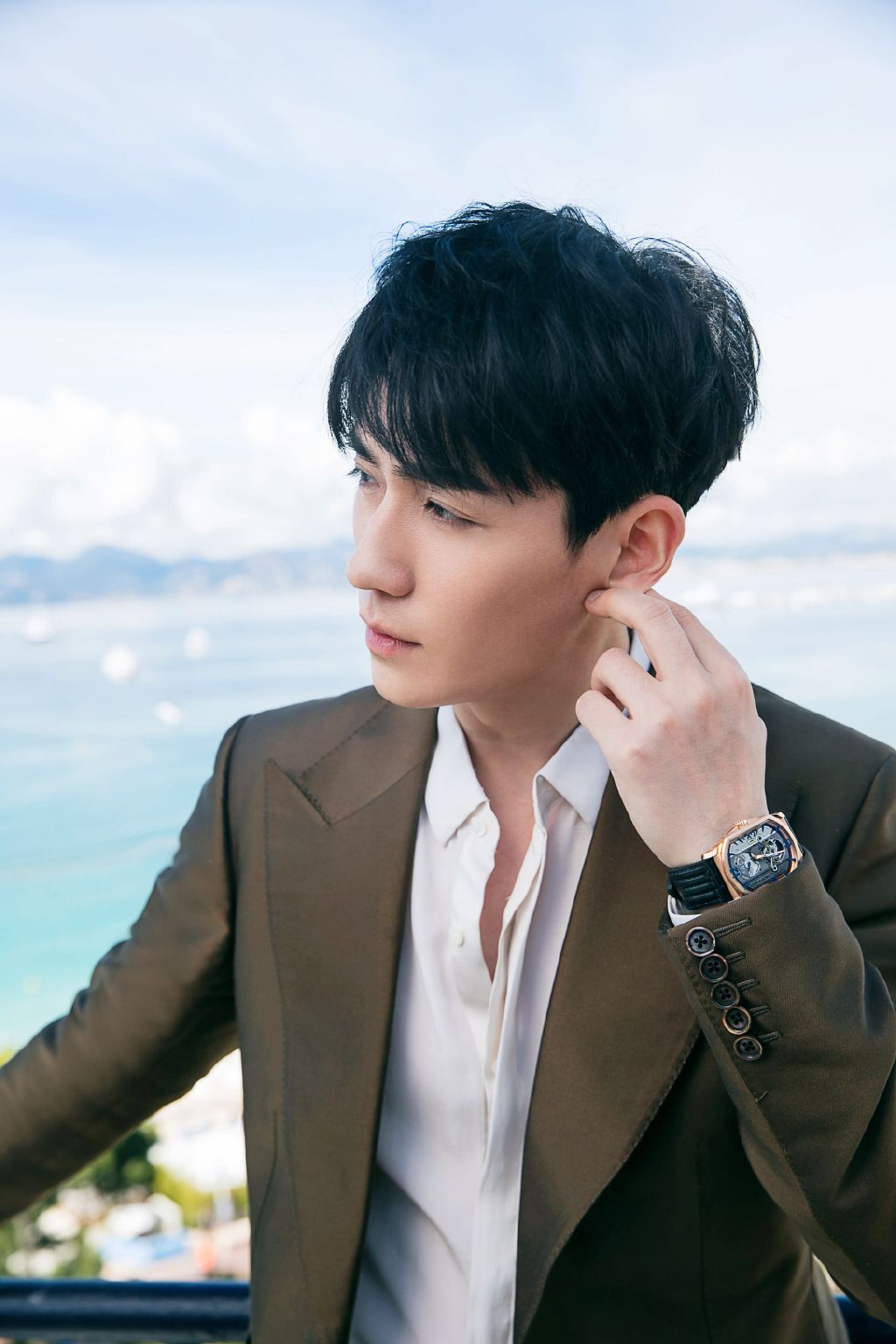 朱一龙摩登绅士写真图片16