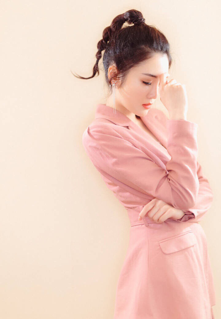 张可盈粉色西服性感魅力写真图片13