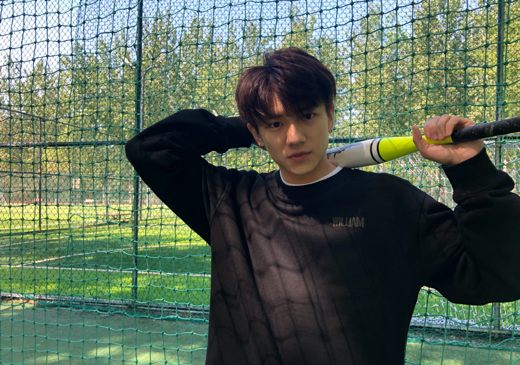 网球小子张帆帅气操场写真26