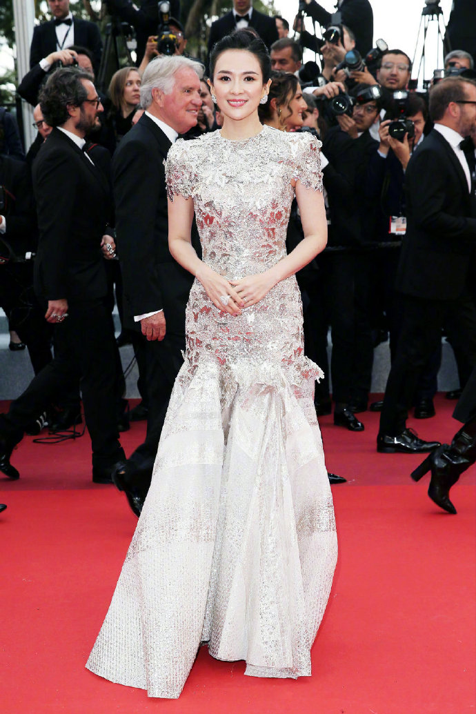 简介:章子怡戛纳电影节性感红毯图片,分享一组章子怡图片给大家,图中