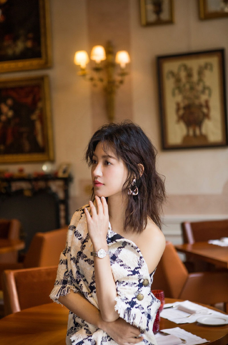 苏青温柔迷人米兰街拍图片26