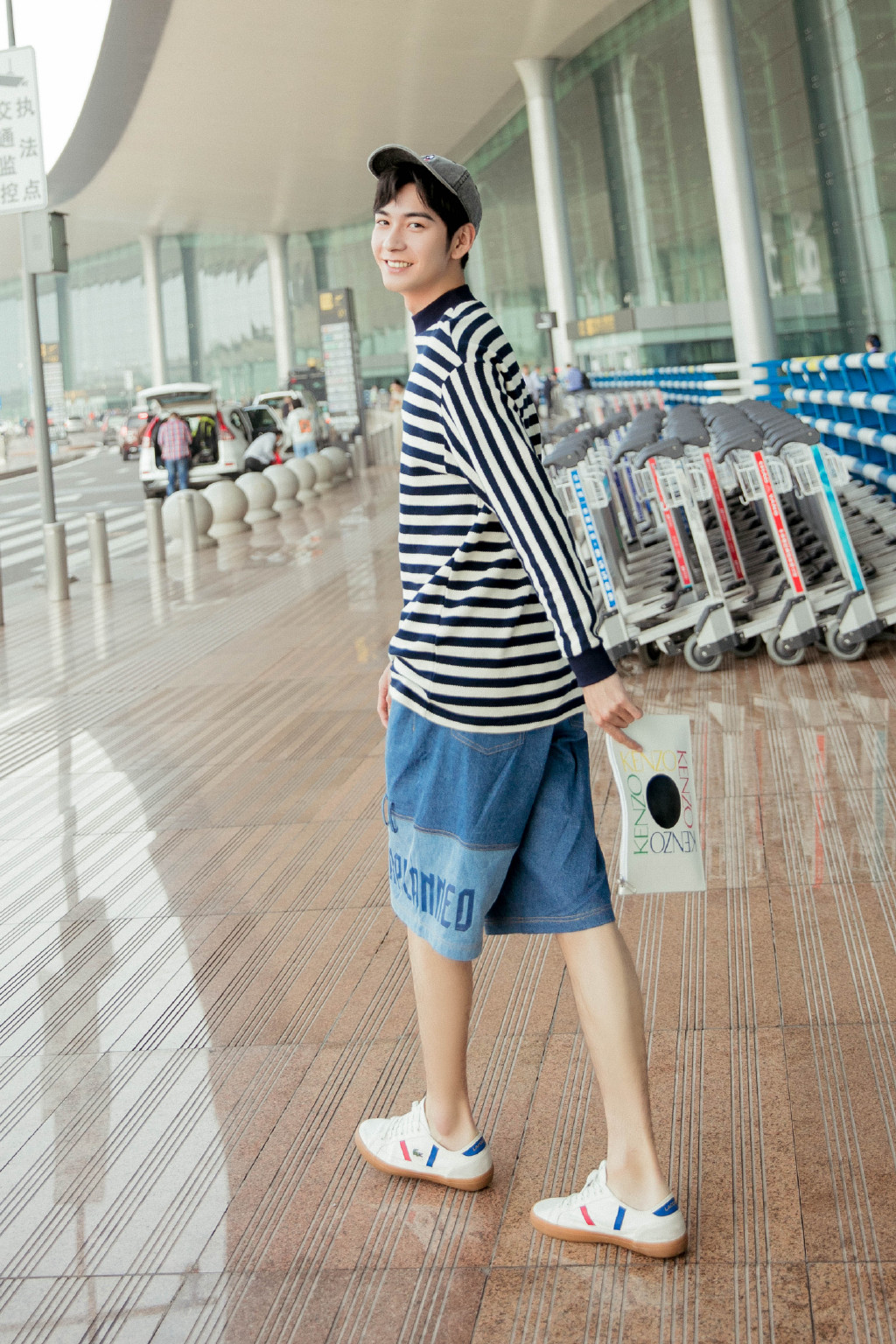 陈星旭率性机场街拍图片45