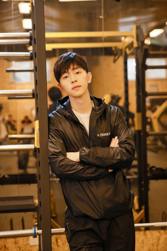 邓伦清爽活力写真图片19