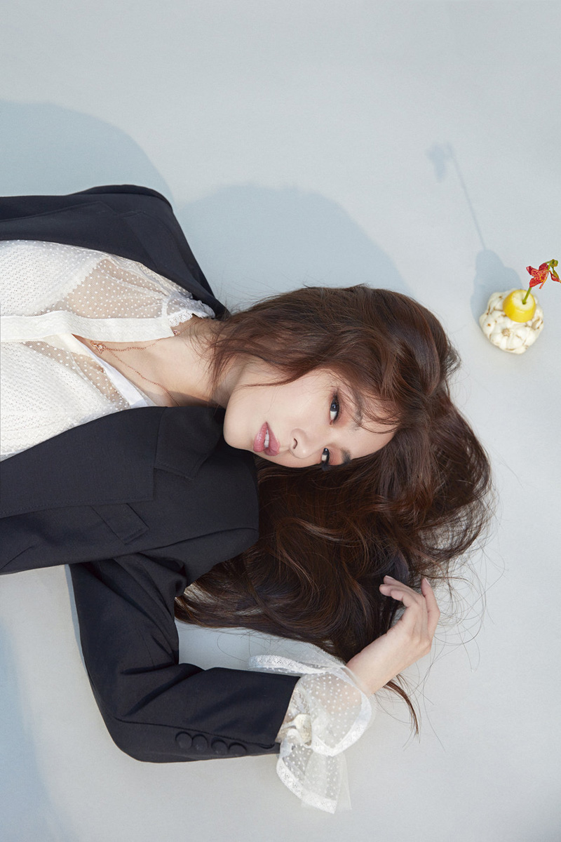 简介:田馥甄优雅迷人时尚写真图片,分享一组田馥甄图片给大家,图中的