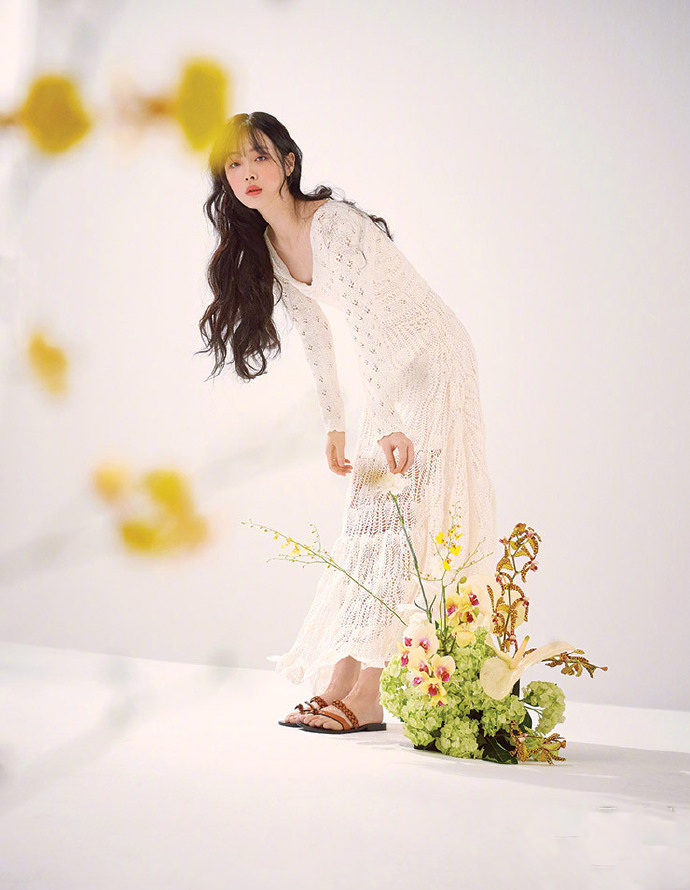 简介:崔雪莉清新杂志写真图片,分享一组崔雪莉图片给