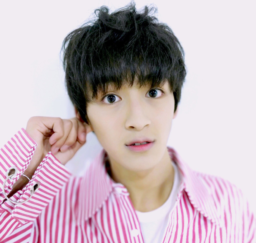 何洛洛嘟嘴卖萌帅气图片49