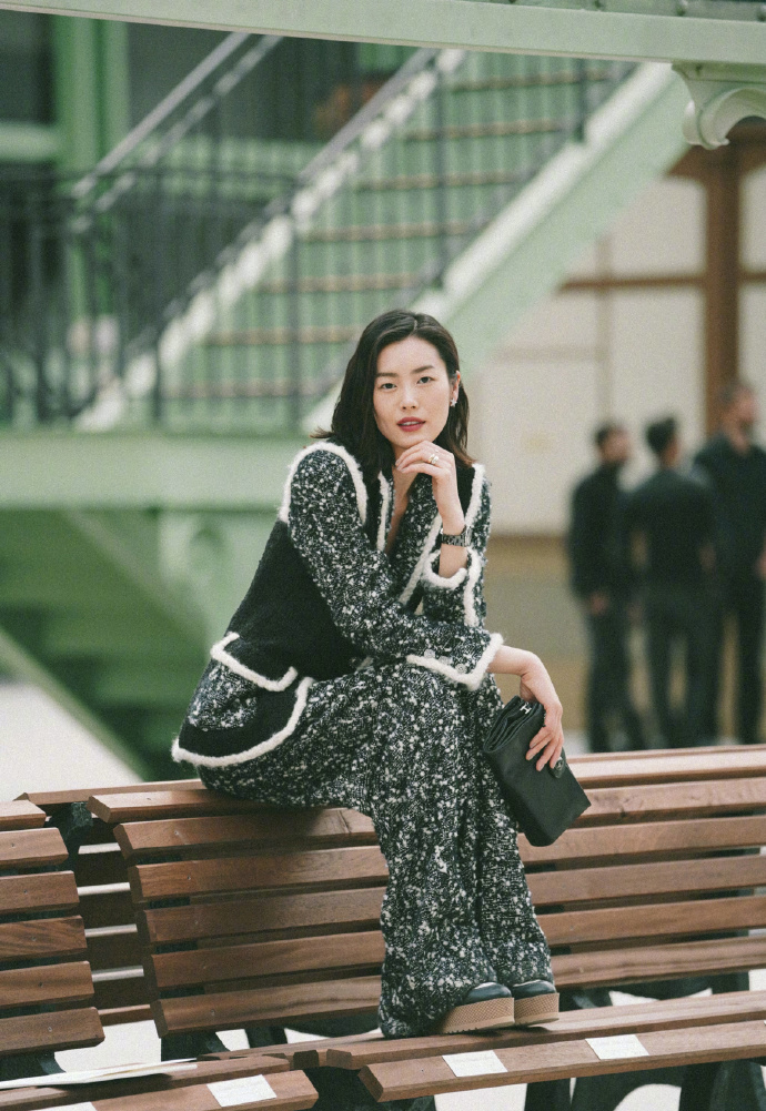 简介:刘雯复古时尚写真图片,分享一组刘雯图片给大家,图中的明星图片