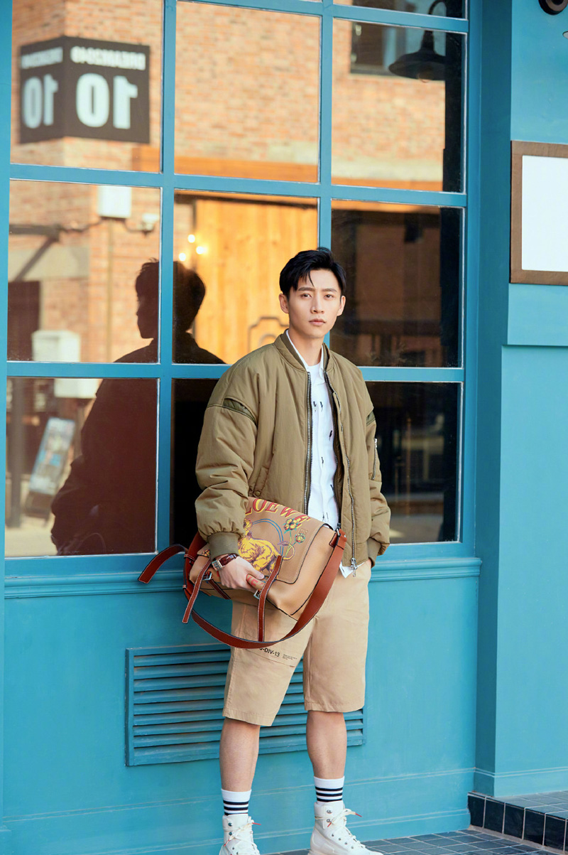 > 魏晨复古帅气时尚街拍图片(5/6)