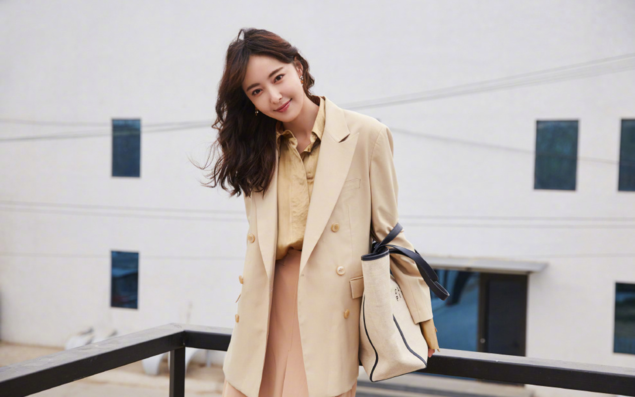 分享一组米露图片给大家,图中的明星图片壁纸会点缀你的电脑桌面,美化