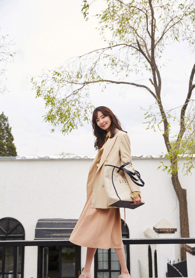 简介:米露简约大气时尚写真图片,分享一组米露图片给大家,图中的明星