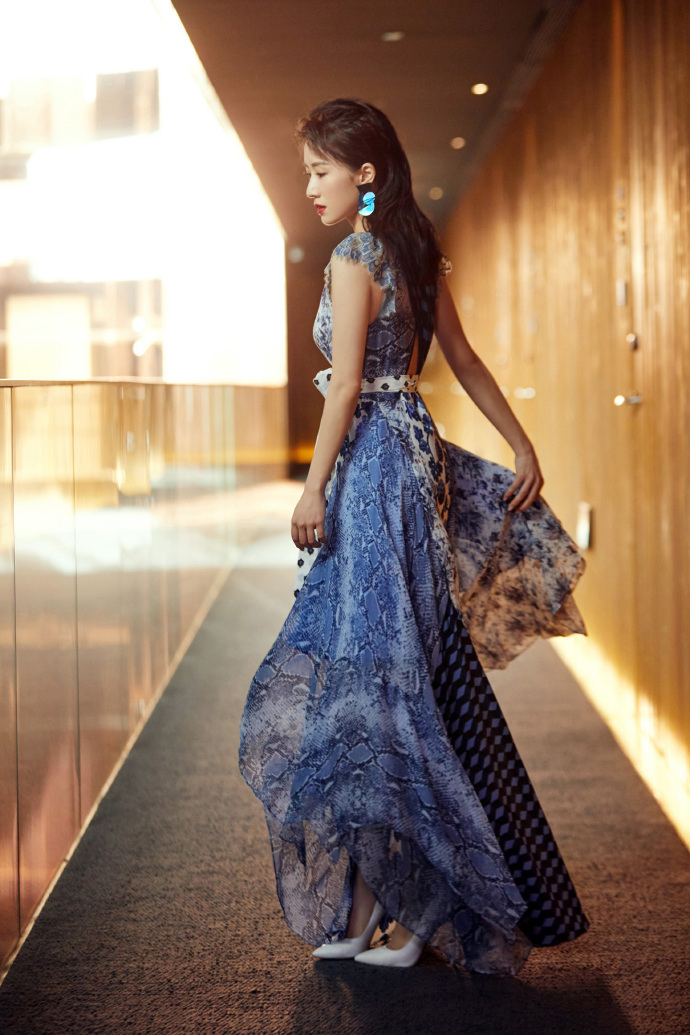 李念印花长裙优雅性感写真图片49