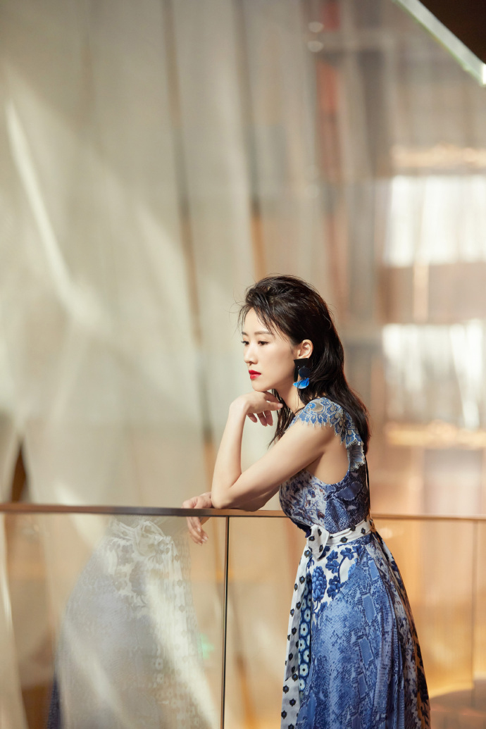 李念印花长裙优雅性感写真图片59