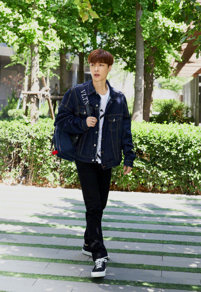 张艺兴休闲帅气街拍写真图片26