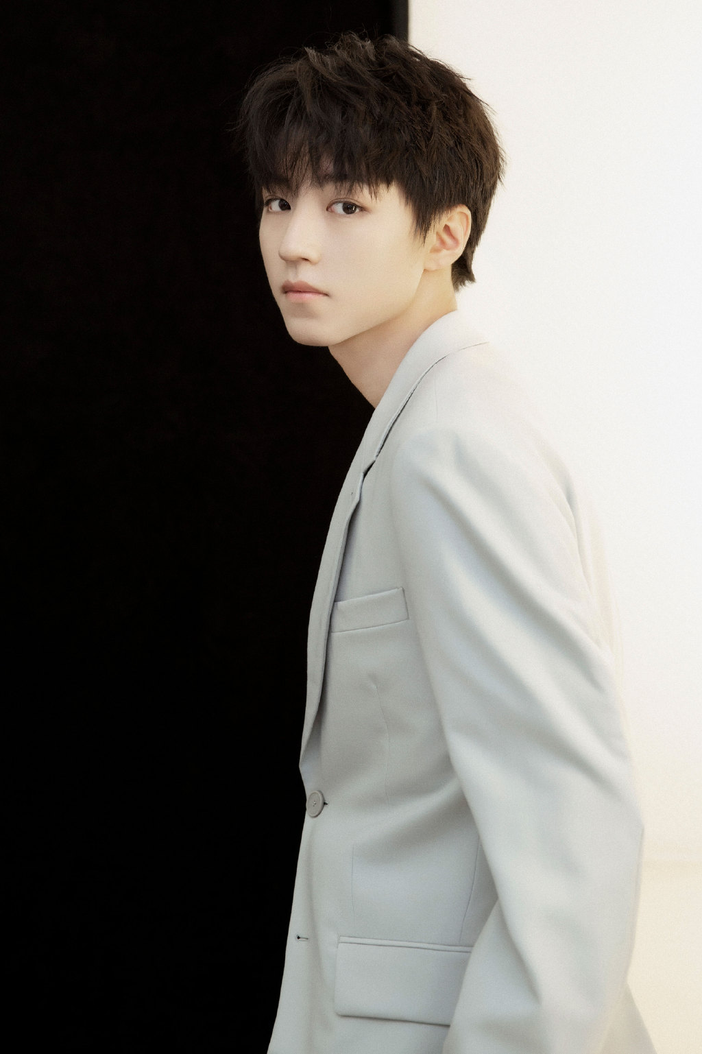 王俊凯浅色西服帅气写真图片36