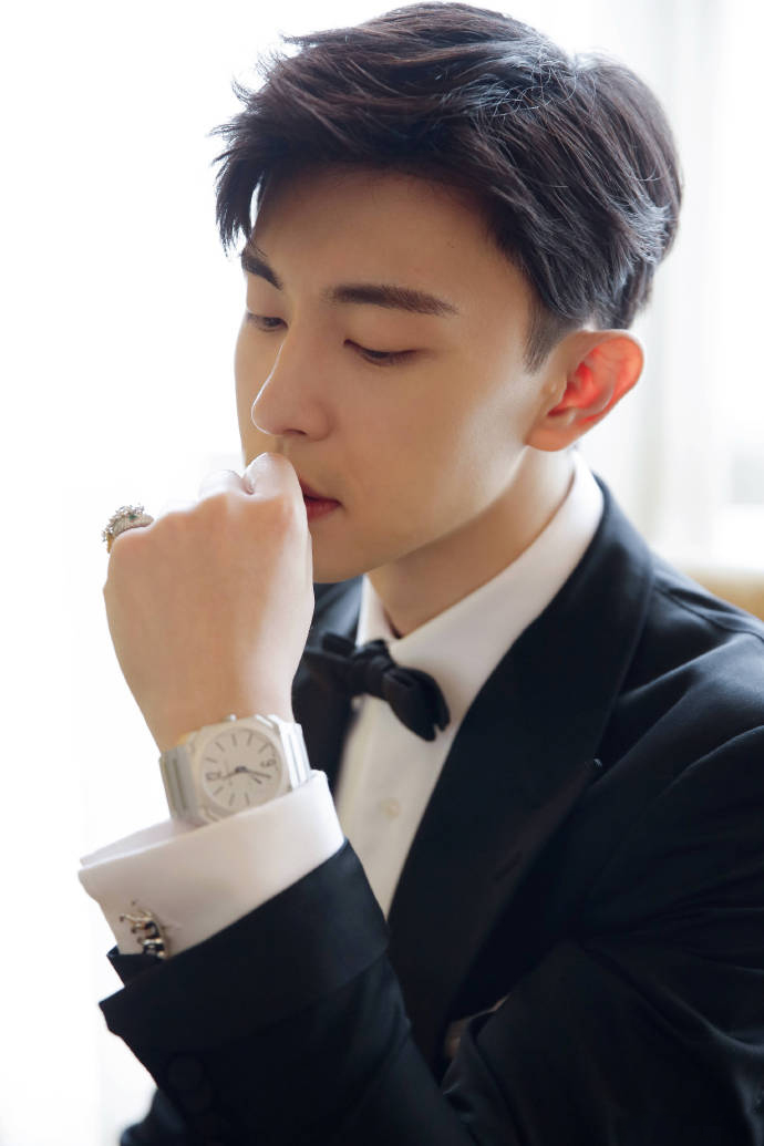 邓伦绅士儒雅风写真图片28