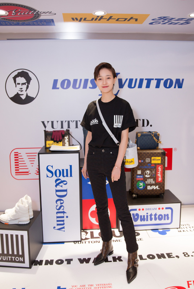 简介:焦俊艳酷美养眼活动写真图片,分享一组焦俊艳图片给大家,图中的