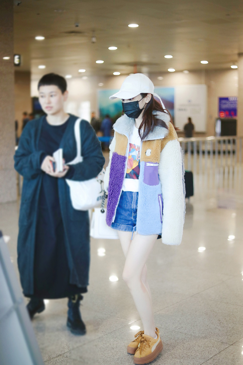 彭小苒清新养眼机场照图片66