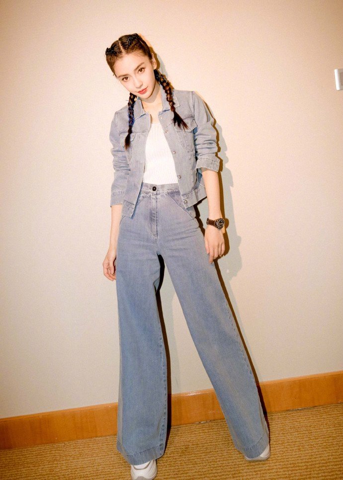 简介:angelababy麻花辫甜酷时尚写真图片,分享一组angelababy图片给