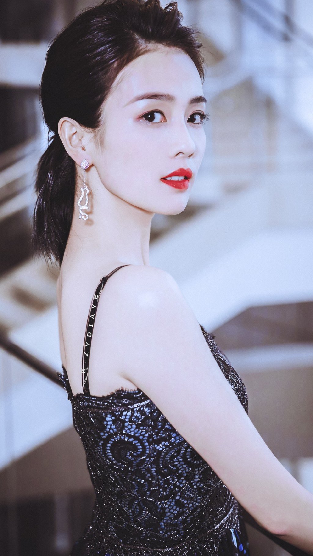 简介:白鹿吊带长裙性感魅力写真图片,分享一组白鹿图片给大家,图中的