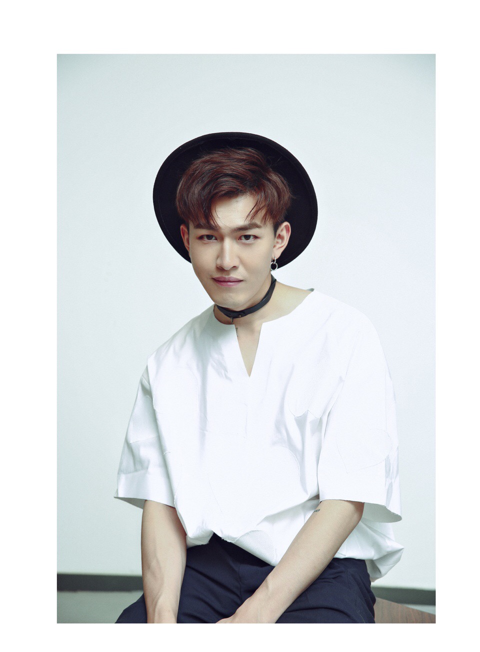 孔垂楠白衬衣慵懒帅气写真图片79