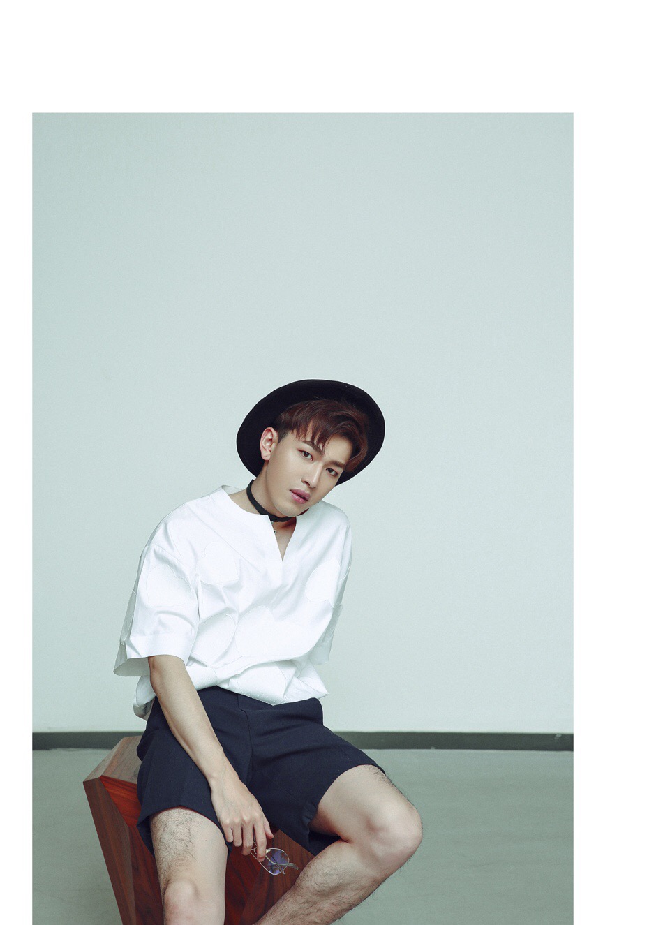孔垂楠白衬衣慵懒帅气写真图片99