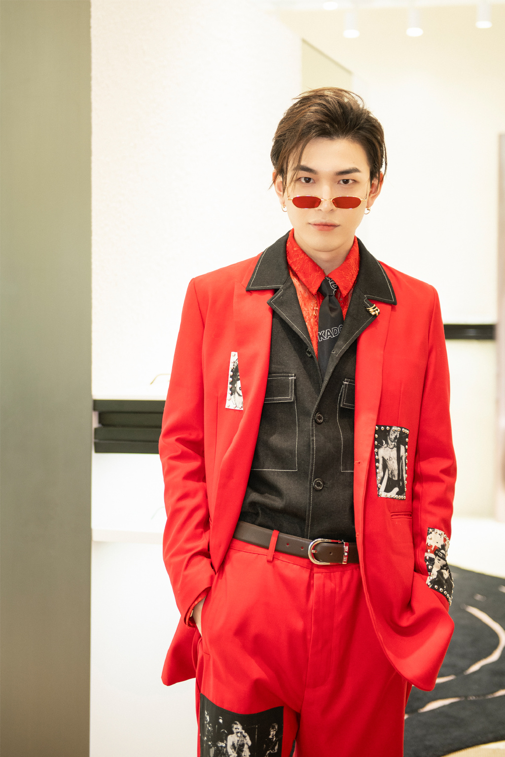 孔垂楠红色西服帅气生日会图片19