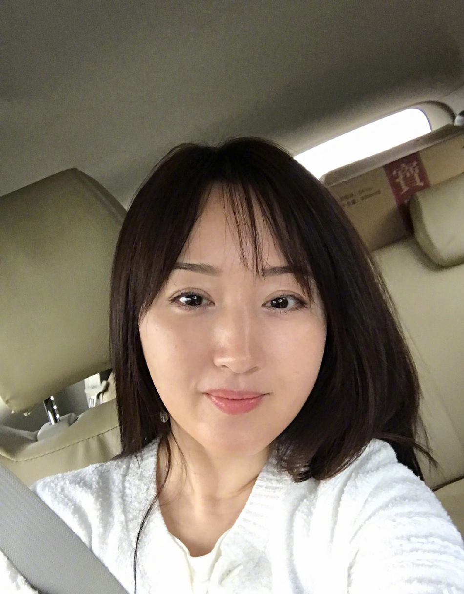简介:杨钰莹最新生活写真照图片,分享一组杨钰莹图片给大家,图中的