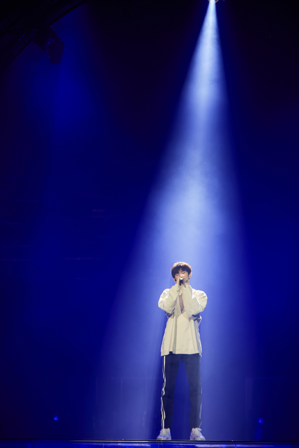 简介:王源《我是唱作人》舞台照图片,分享一组王源图片给大家,图中的