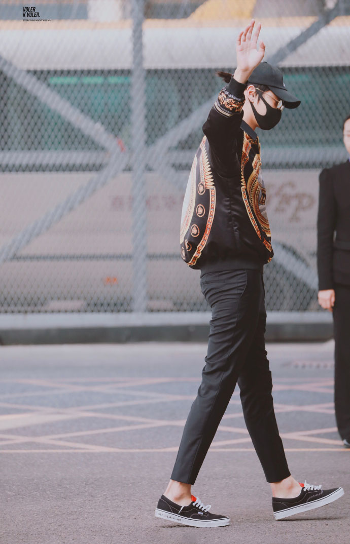 吴亦凡帅气机场街拍图片14