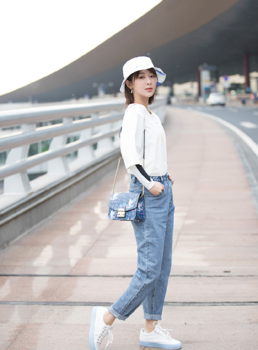杨紫清新俏皮街拍图片16