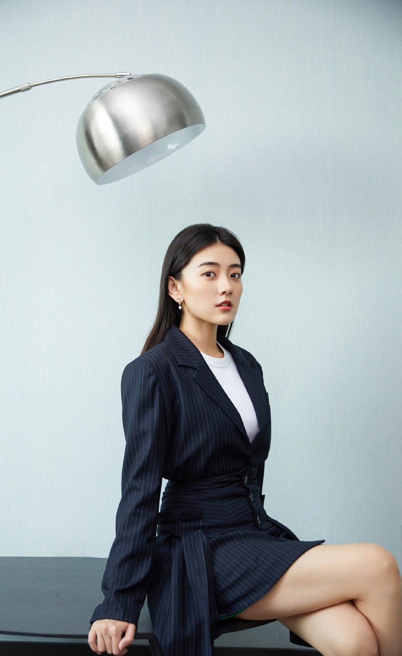 梁洁甜美干练西装写真图片28