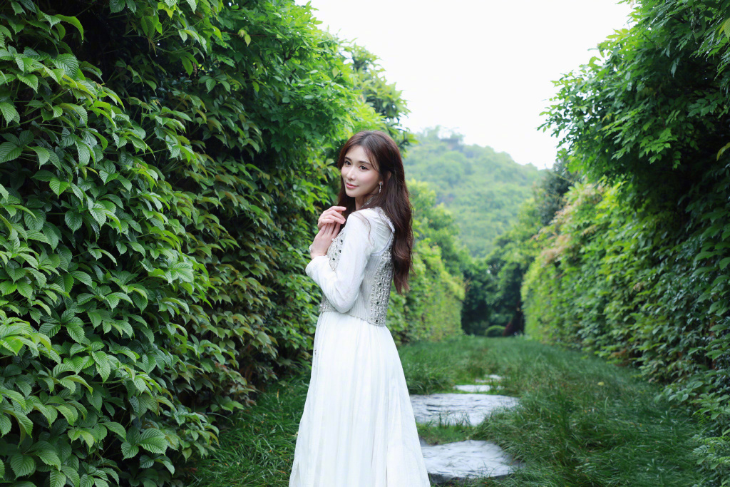 分享一组林志玲图片给大家,图中的明星图片壁纸会点缀你的电脑桌面