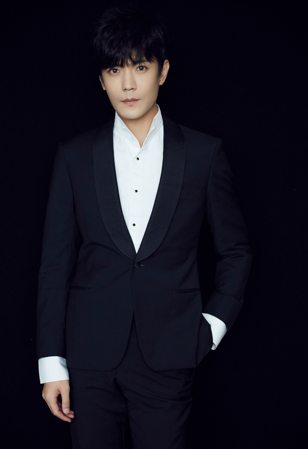 季晨黑色西服帅气写真图片14