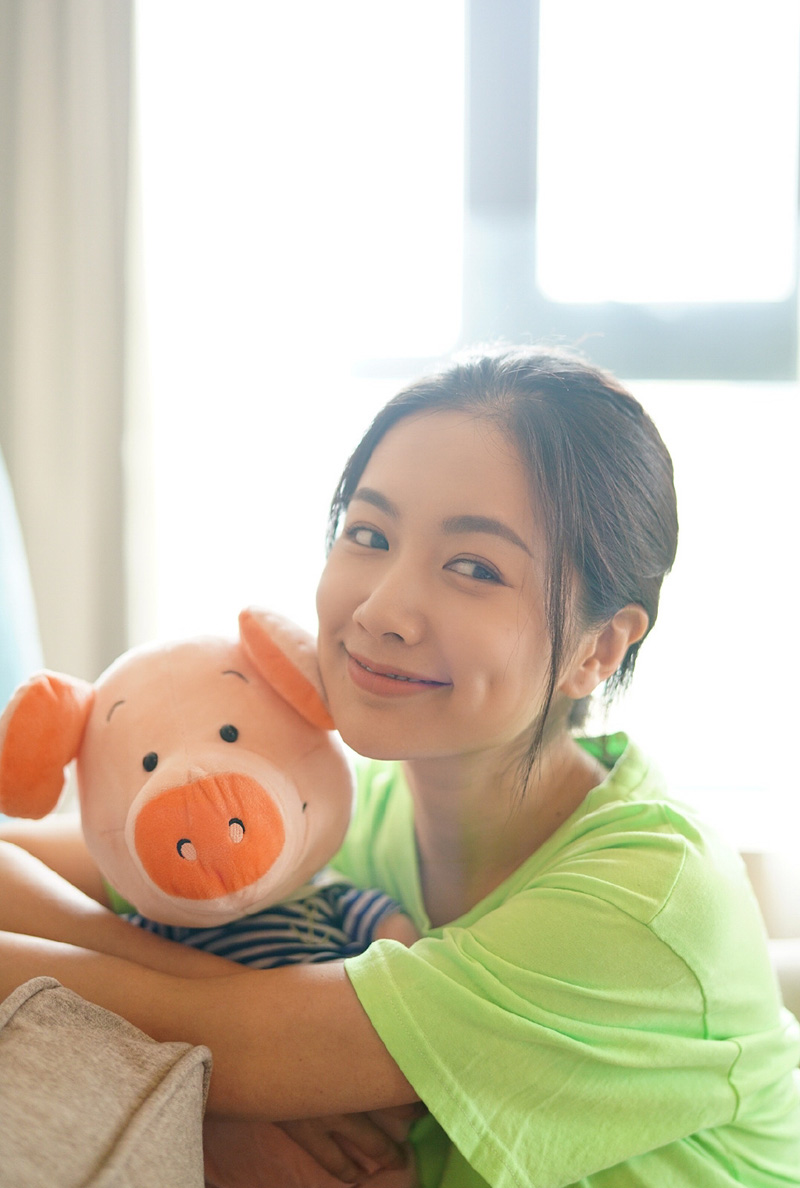 简介:李春嫒可爱俏皮自拍照图片,分享一组李春嫒图片给大家,图中的